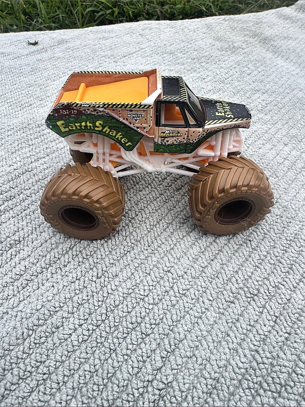 Spin Master Monster Jam Earth Shaker Monster Truck 1:24 Scale